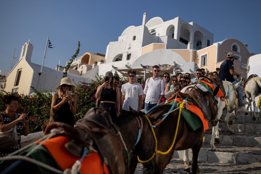 希腊度假胜地圣托里尼岛有大量旅客涌入。路透社