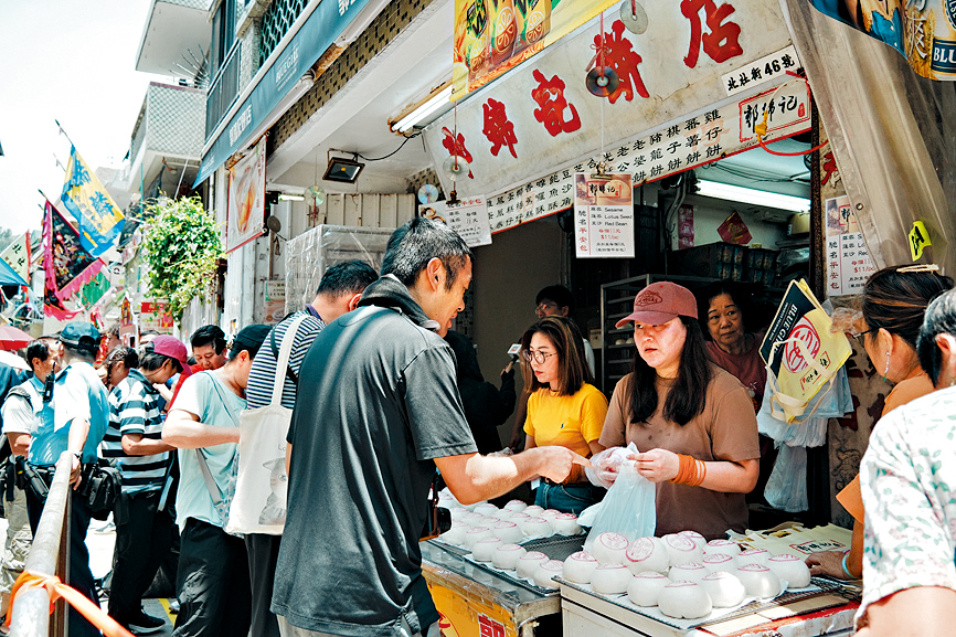 「郭錦記餅店」昨日中午門庭若市,門口排了近20米長的人龍。