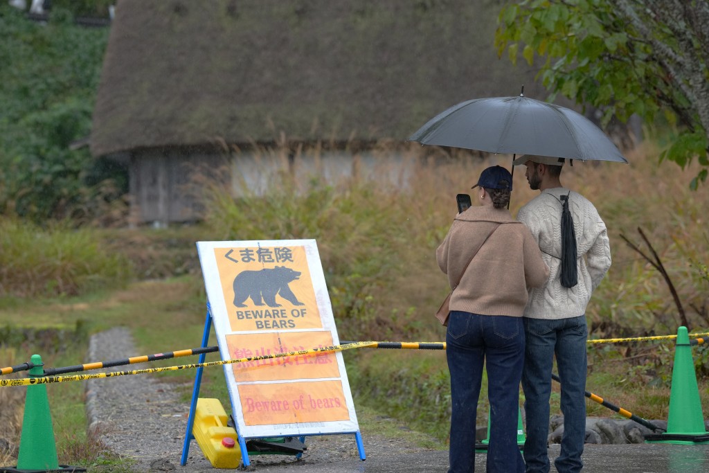 日本連環熊出沒,影響遊客出遊意願。路透社
