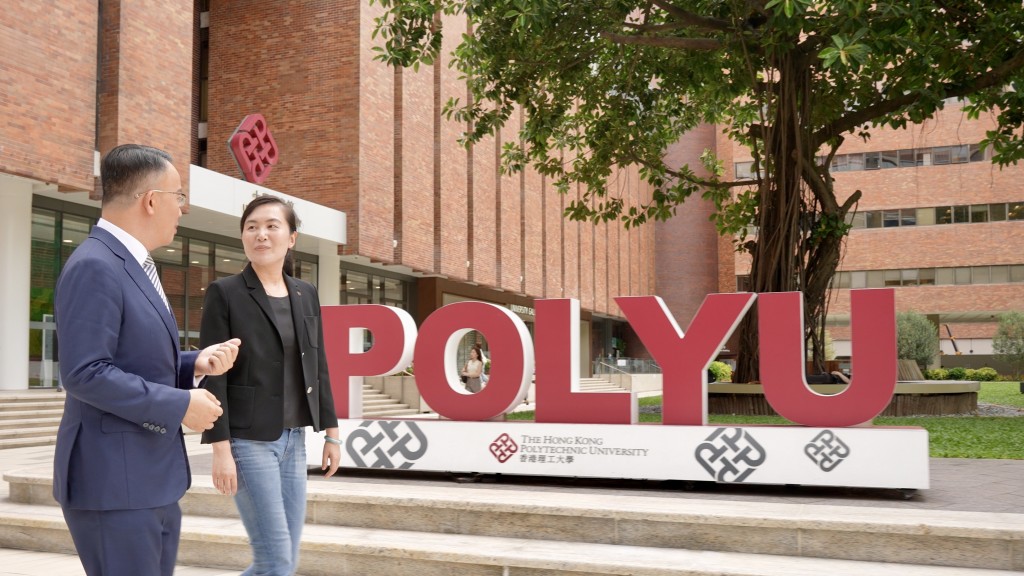 節目主持人陳曉峰（左）、香港理工大學人工智能高等研究院執行院長、「人工智能資助計劃」獲批專案代表楊紅霞教授（右）