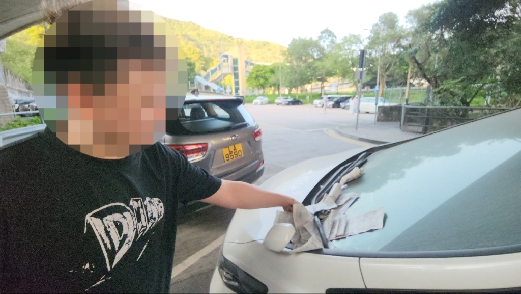車主到場了解,解釋是因與上手車主交易糾紛導致事件。黃文威攝 車主到場了解,解釋是因與上手車主交易糾紛導致事件。黃文威攝