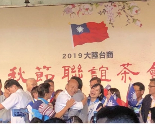 馬英九致辭前與韓國瑜擁抱。