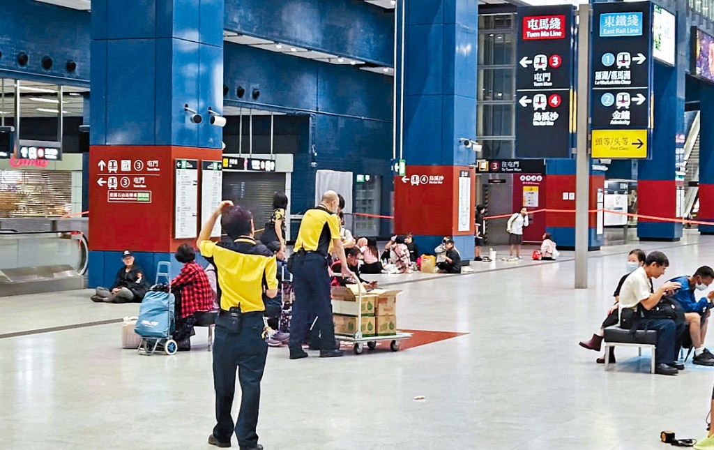 大批乘客在大圍站內滯留,港鐵職員主動送上乾糧及樽裝水。