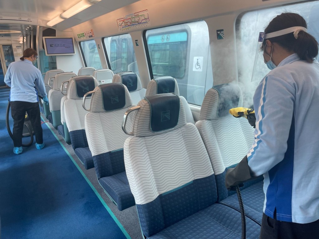 清潔人員頻密在機場快綫列車進行高溫清潔及防蟲。港鐵提供