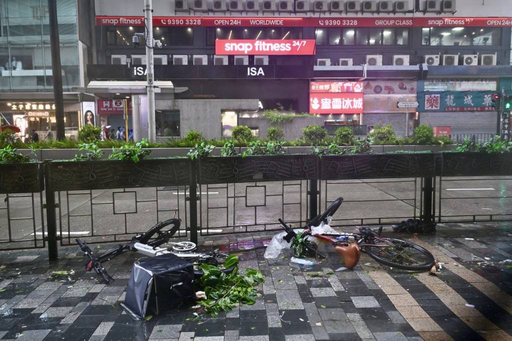 颱風韋帕襲港，天文台發出本年首個十號颶風信號。
