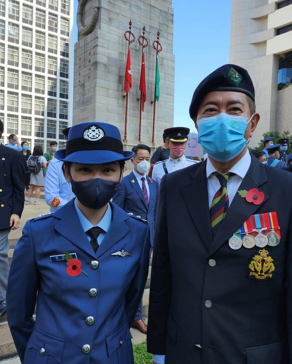 鄧梓峰胸口勳章個個大有來頭，(左起)香港航空青年團十年服務章、義勇軍解散紀念章、航空青年團四十週年紀念章、英國Sandhurst 軍校海外生紀念章。