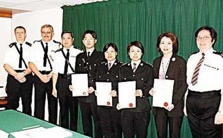 2000年担任尖沙嘴分区助理指挥官（行动）的刘赐蕙a(右三)，因杰出工作表现获颁发总区指挥官嘉许状。