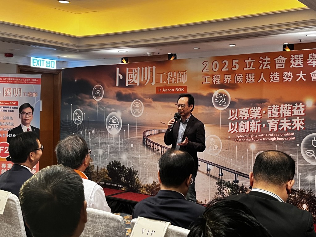 前市區重建局行政總監韋志成指卜國明擁有數十年的政府工作經驗，助他應對立法會的工作。