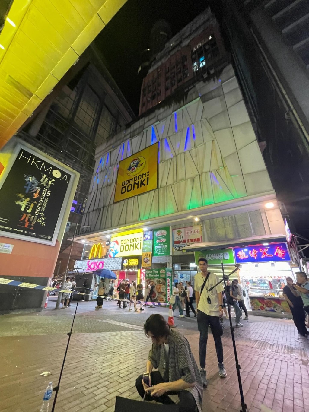 一名男子昨晚在旺角busking，其间有人从高处掷玻璃樽落街。网上图片