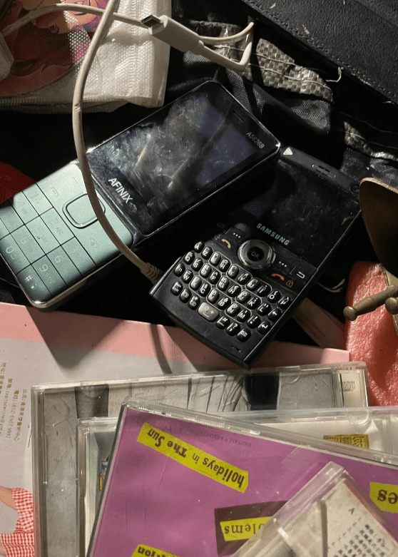 停产已久的手机。（图片来源：小红书）