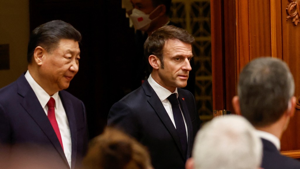 國家主席習近平與法國總統馬克龍（右）在人民大會堂。 路透社
