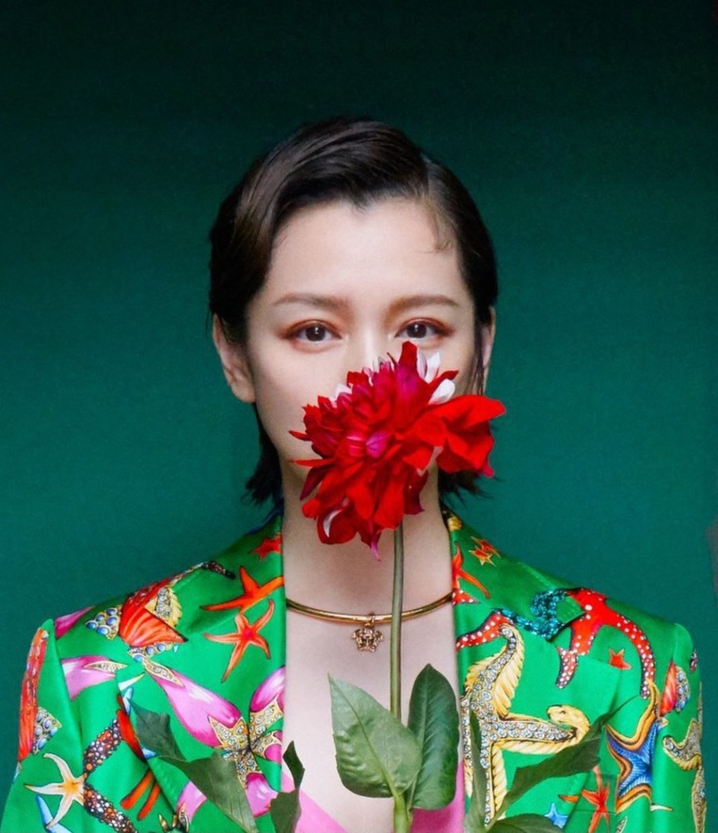 Vivian稱從看到負評會難過,訓練到現在會「面無表情的直接封鎖」。