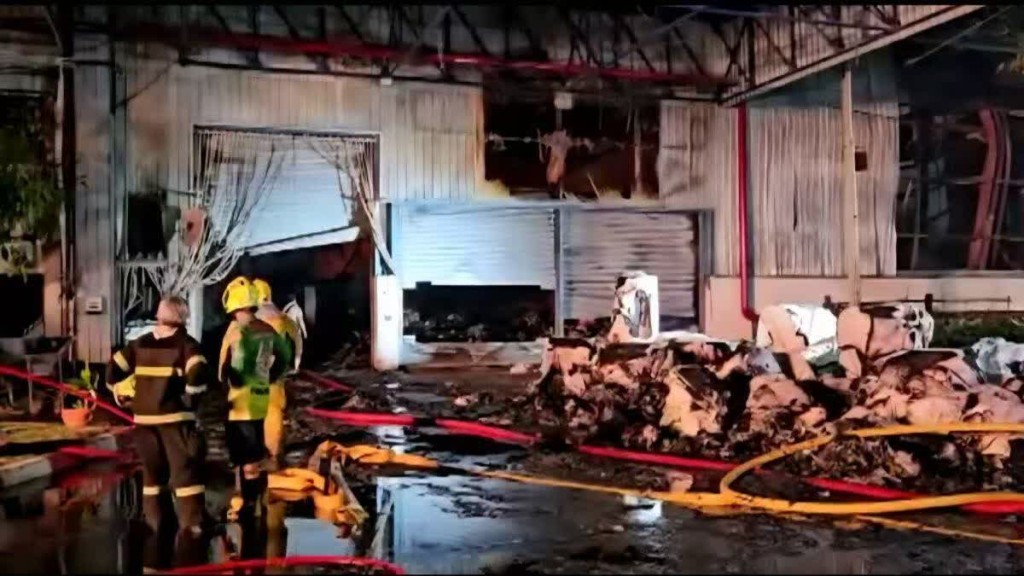 大火一路延烧至晚上才局部受控。Fire & Rescue Thailand/FB 大火一路延烧至晚上才局部受控。Fire & Rescue Thailand/FB