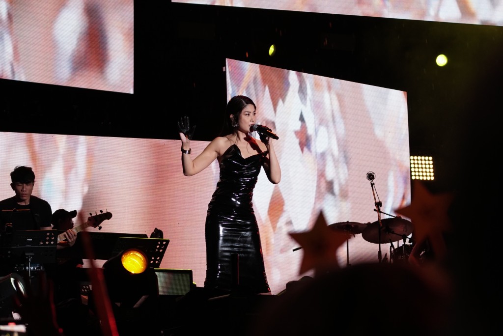 狀態fit到爆的陳慧琳昨晚在新加坡音樂節表演，以重新編曲的《花花宇宙》為演出揭開序幕。