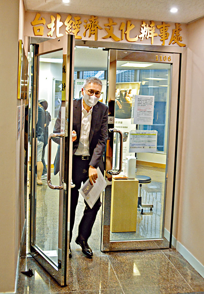 管浩鳴昨午現身位於金鐘力寶中心的台北經濟文化辦事處。