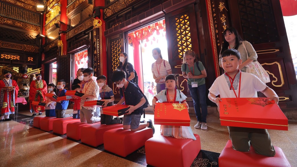 黃大仙祠今辦上契儀式，逾140人參加。嗇色園黃大仙祠fb