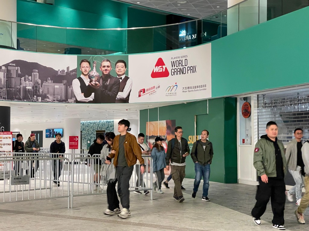 比賽完後, 球迷逐一步出會場. 比賽完後, 球迷逐一步出會場.