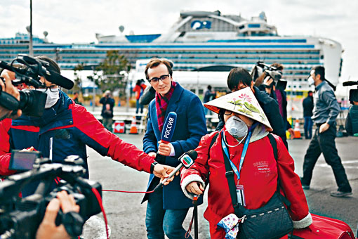 昨有數百旅客獲安排下船，提着行李匆忙離開。