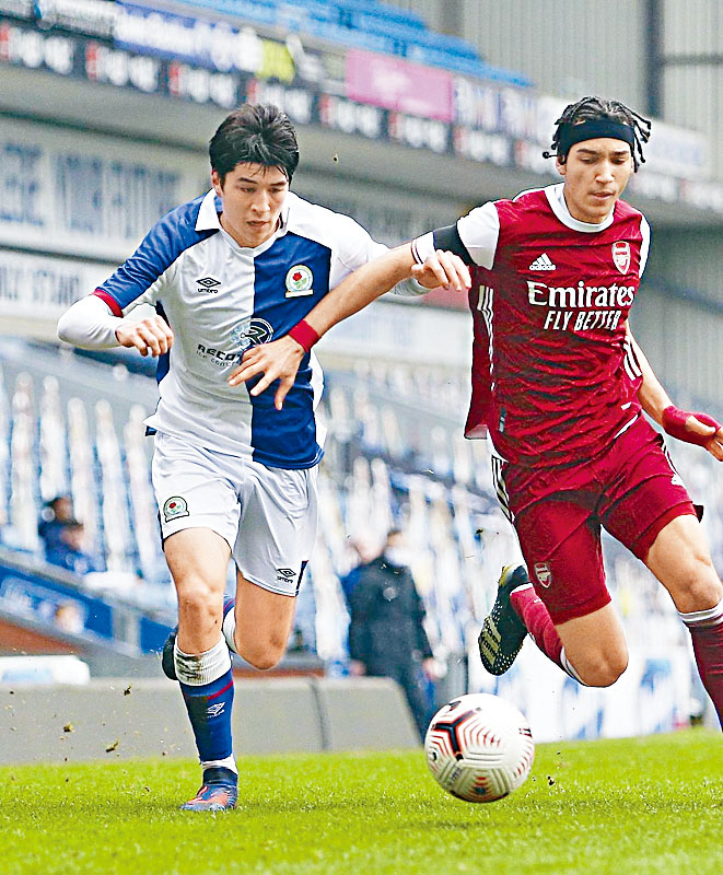 日前慈英（左）代表布力般U18正選披甲，並攻入一球。