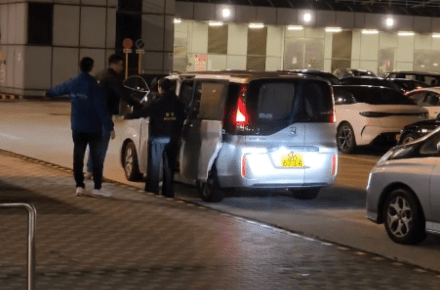 獲救平安返港港人由警方車輛載送到機場警署。 獲救平安返港港人由警方車輛載送到機場警署。