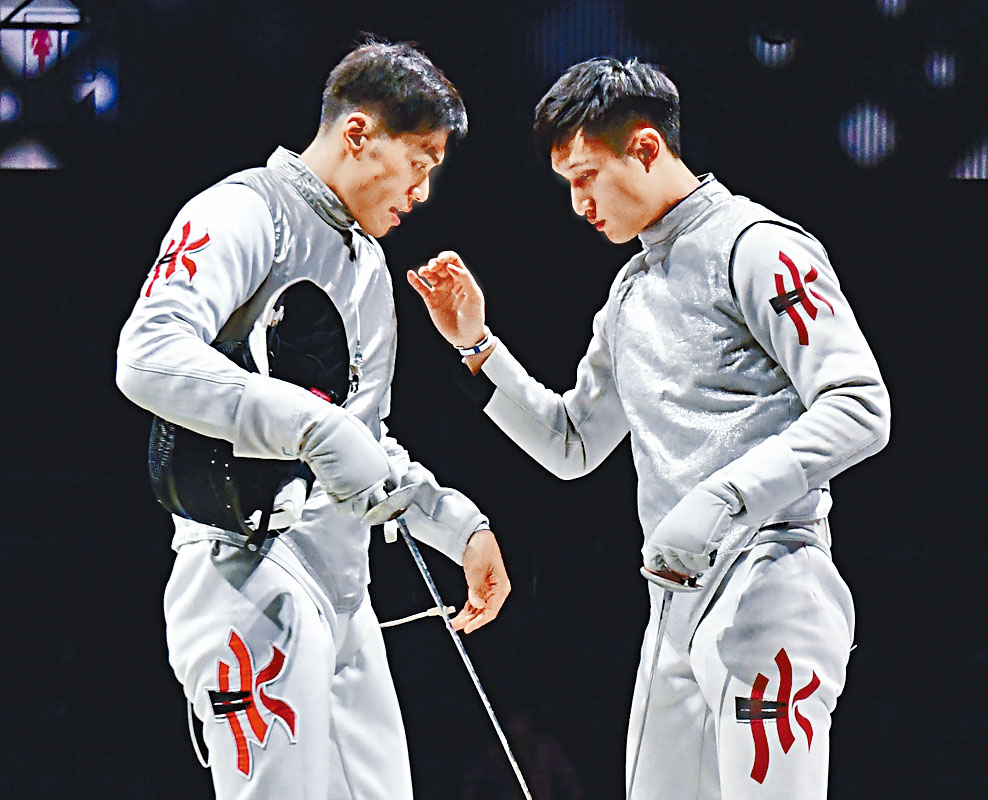 張小倫（左）、蔡俊彥東奧所穿的金屬背心，由鄭智雄特製。