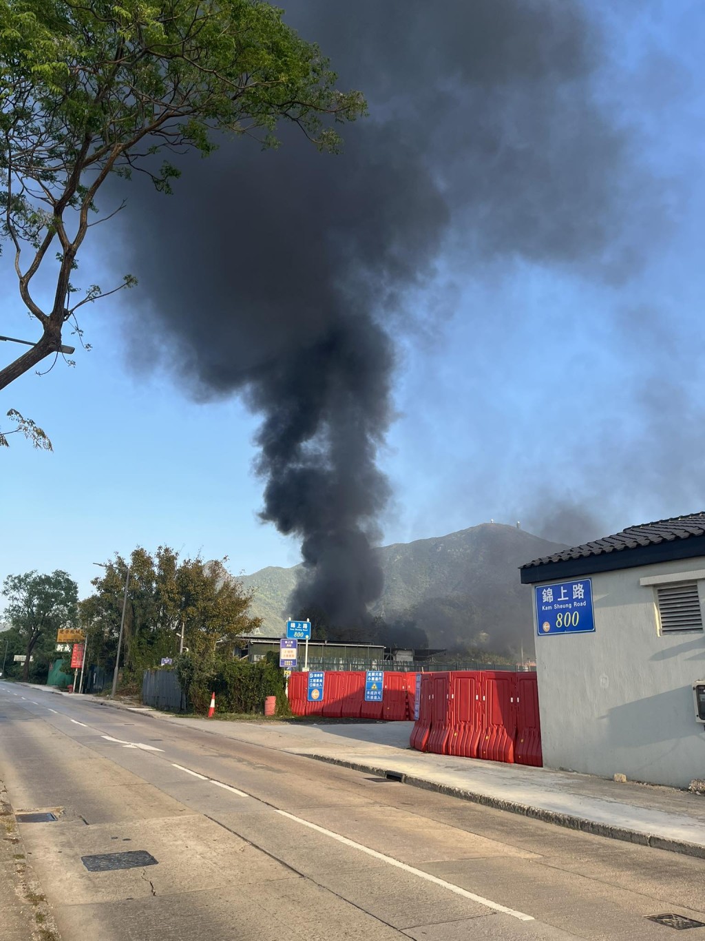 起火現場為八鄉蓮花地附近一個放置建築材料的貨倉。fb「錦上路之友」圖片