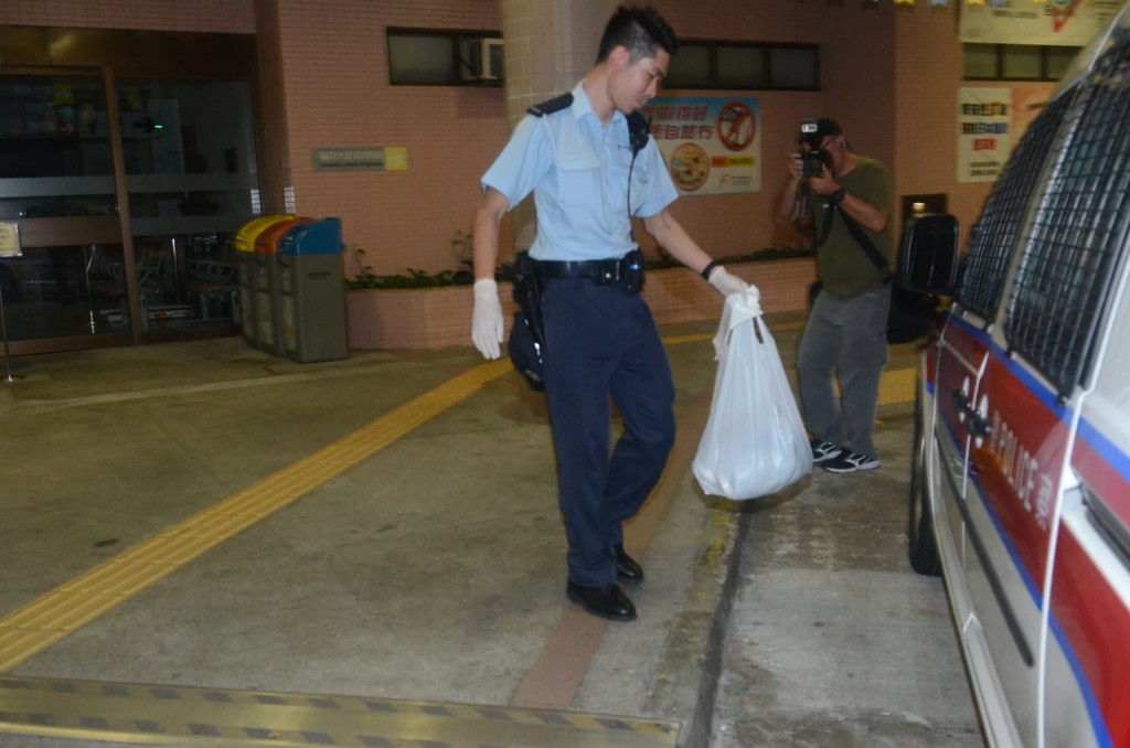 警員檢走事主個人物品。