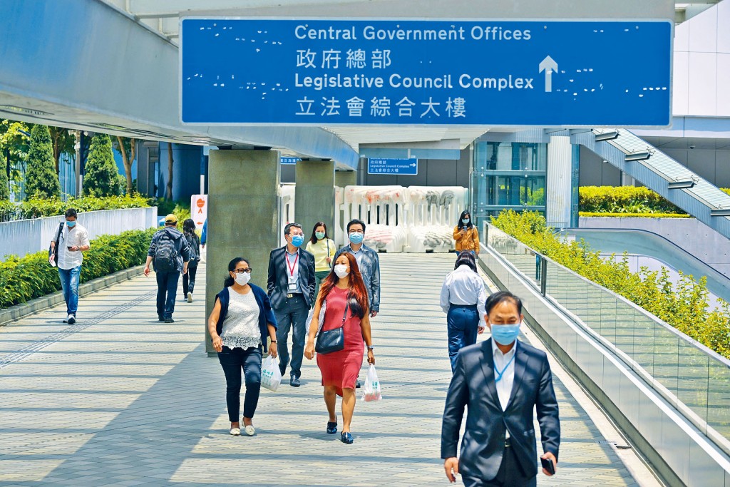 ■當局準備下月向各部門發通告，安排七月起入職的公務員簽署聲明。
