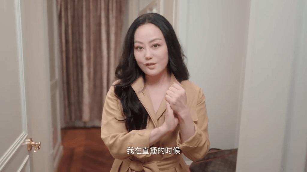 章小蕙拍片分享珍藏旧包，未料因说话时嘴歪歪，引网民讨论。