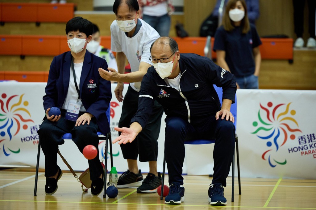 香港體育學院主席林大輝(右)試玩硬地滾球。公關提供圖片