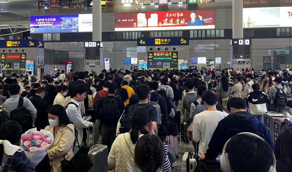 上海虹橋火車站大廳裡人頭攢動。
