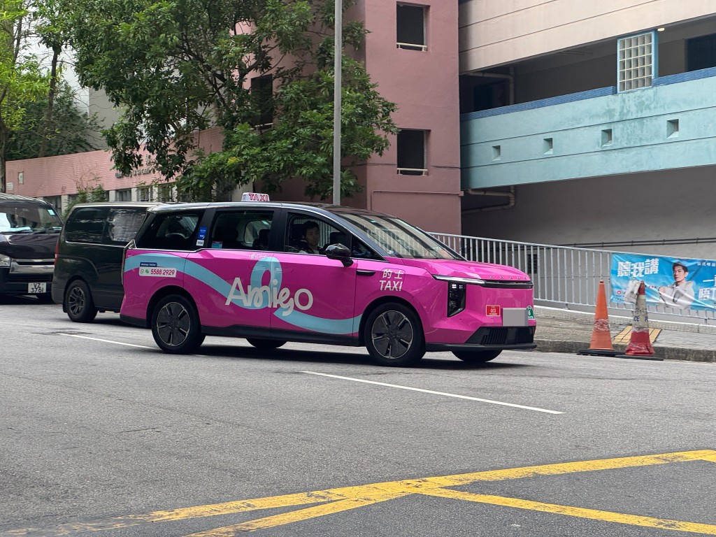 車隊的士接單,司機曹先生按APP內顯示的時間,準時於6分鐘內抵達上車地點。 車隊的士接單,司機曹先生按APP內顯示的時間,準時於6分鐘內抵達上車地點。
