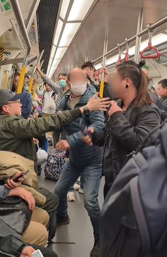 有乘客出手阻止。fb馬路的事討論區IntelligentRaspberry8256影片截圖