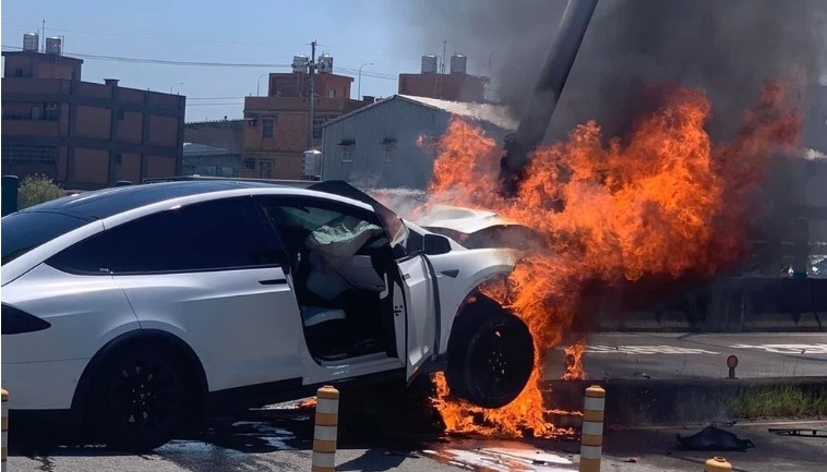 車禍後約5分鐘，車頭已開始燃燒起火，救人的人一度想放棄救援。