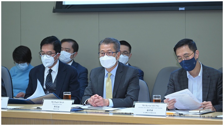 由陳茂波(中)領導的「引進重點企業諮詢委員會」今日舉行首次會議。