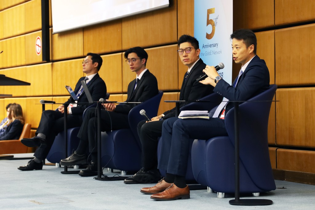 廉署執行處助理處長柳智浩（右一）與廉署人員介紹「天馬」系統，分享利用科技提升偵查貪污罪行效能的經驗。廉署圖片