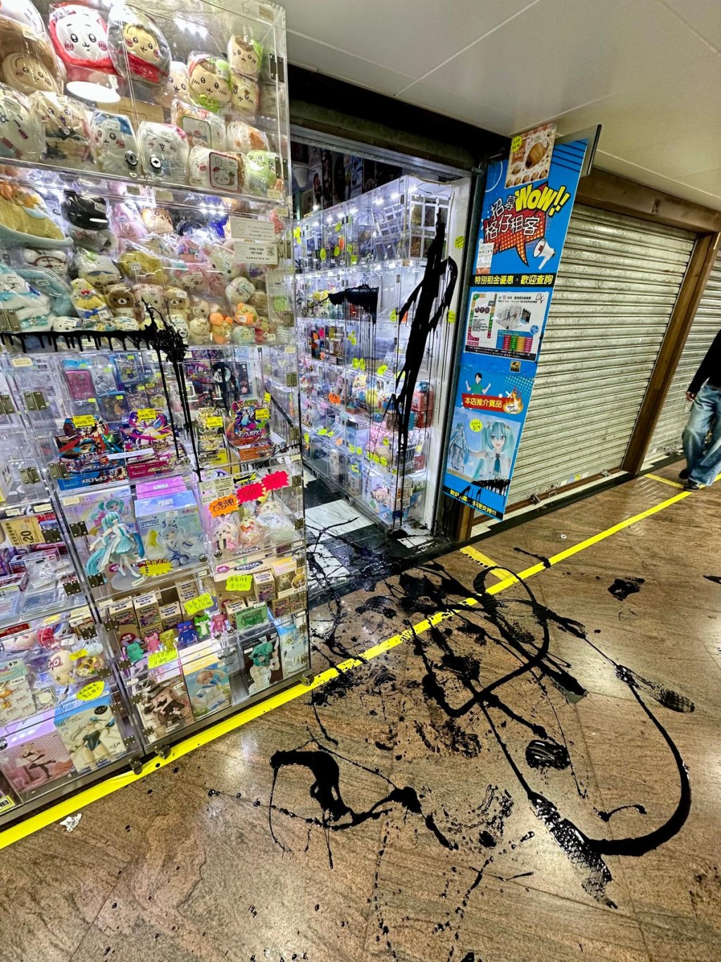 油漬遍佈店舖格仔櫃，甚至連商場地面也遭殃。受訪者提供