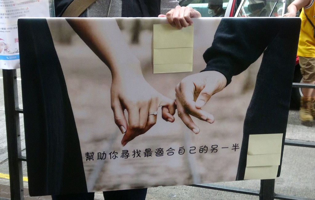 有人會選擇傳統的配對公司提供個人化推薦與專人跟進。