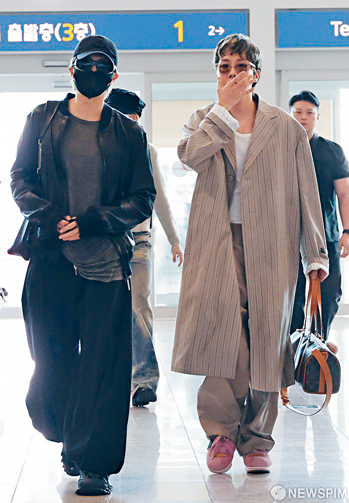 RM（左）與J-Hope及其他BTS成員昨日出發到美國準備巡唱。
