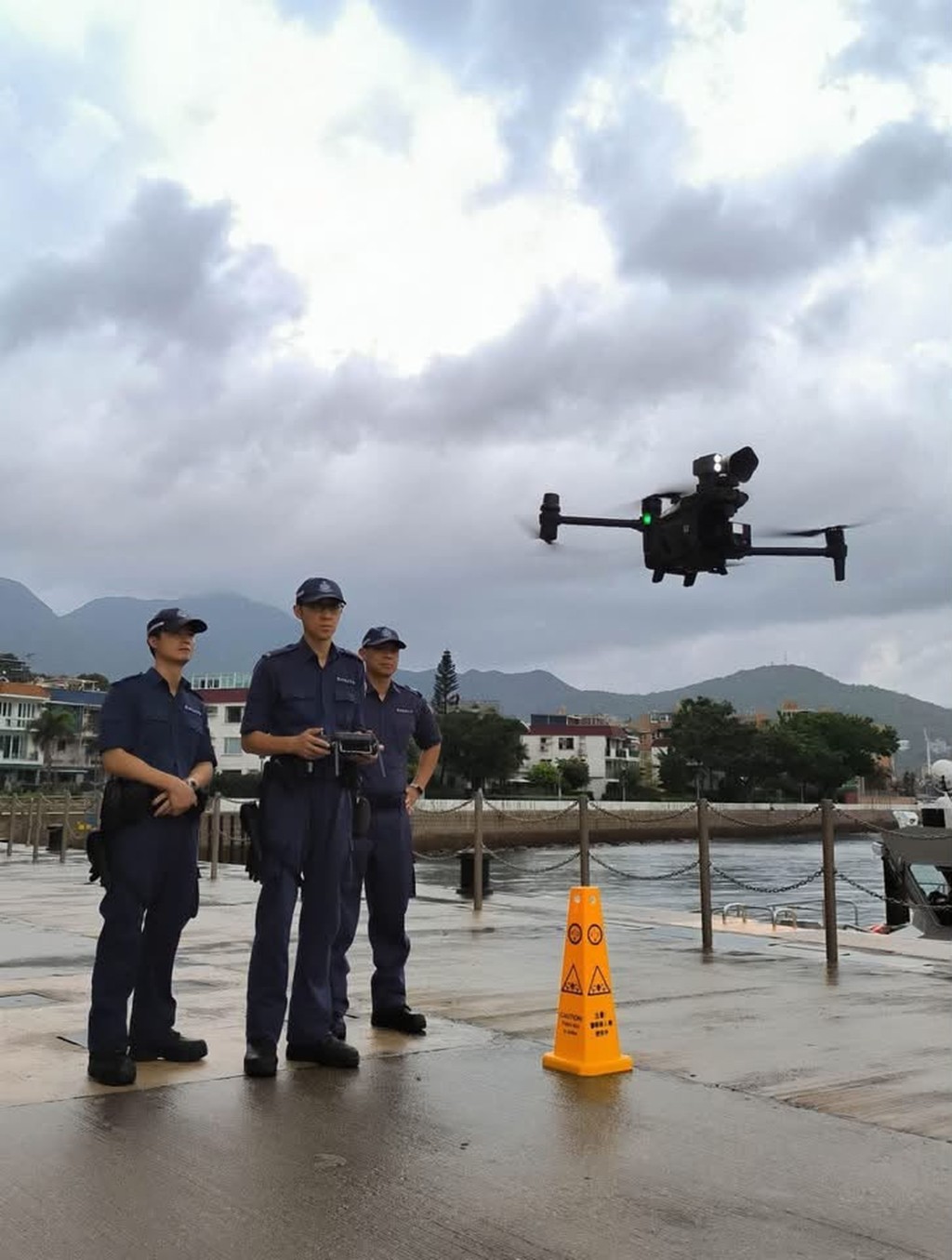 水警人員運用無人機在高空監察海面狀況，配合水上電單車或快速巡邏艇，協助處理海上案件。