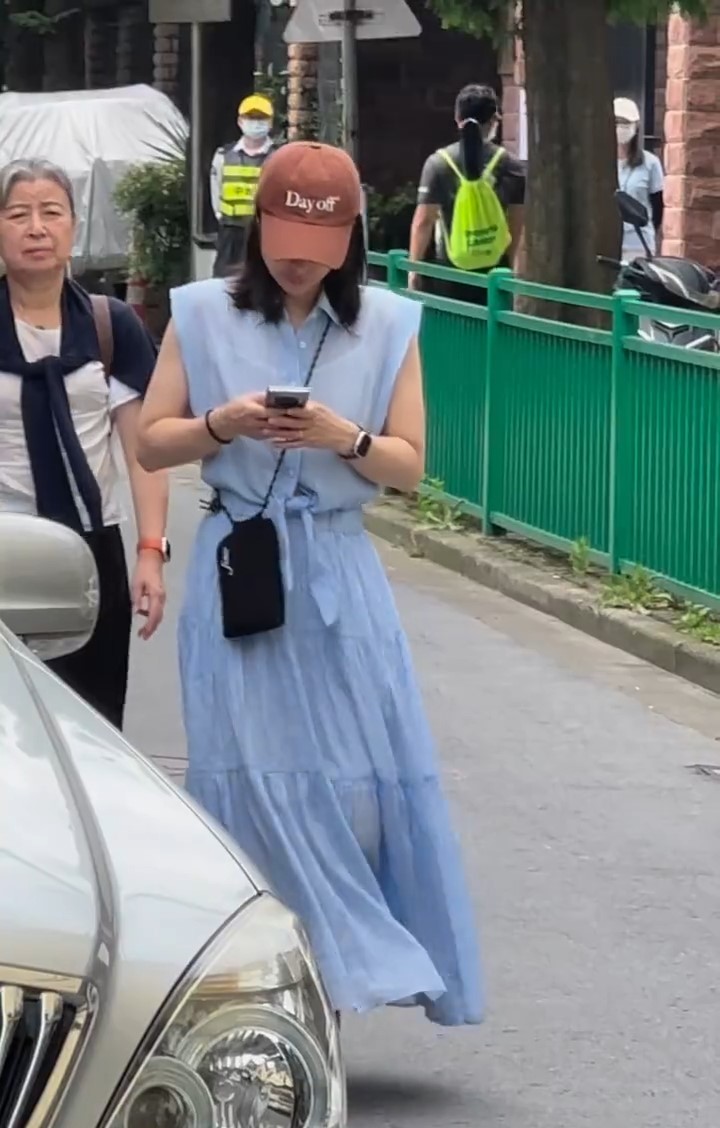 早前有网民在上海捕获郭晶晶与郭妈妈及两个囡囡。