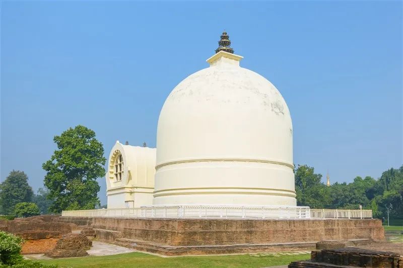 星云大师坐龛设计为「涅盘塔」，此设计源自印度北方的拘尸那揭罗城中的涅盘塔。佛光山