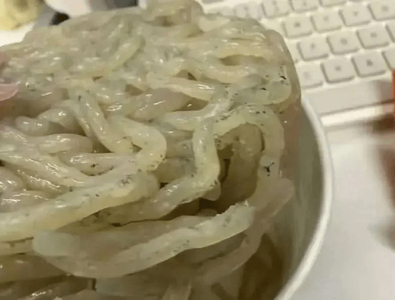 多名消費者投訴麻六記酸辣粉發霉。 多名消費者投訴麻六記酸辣粉發霉。