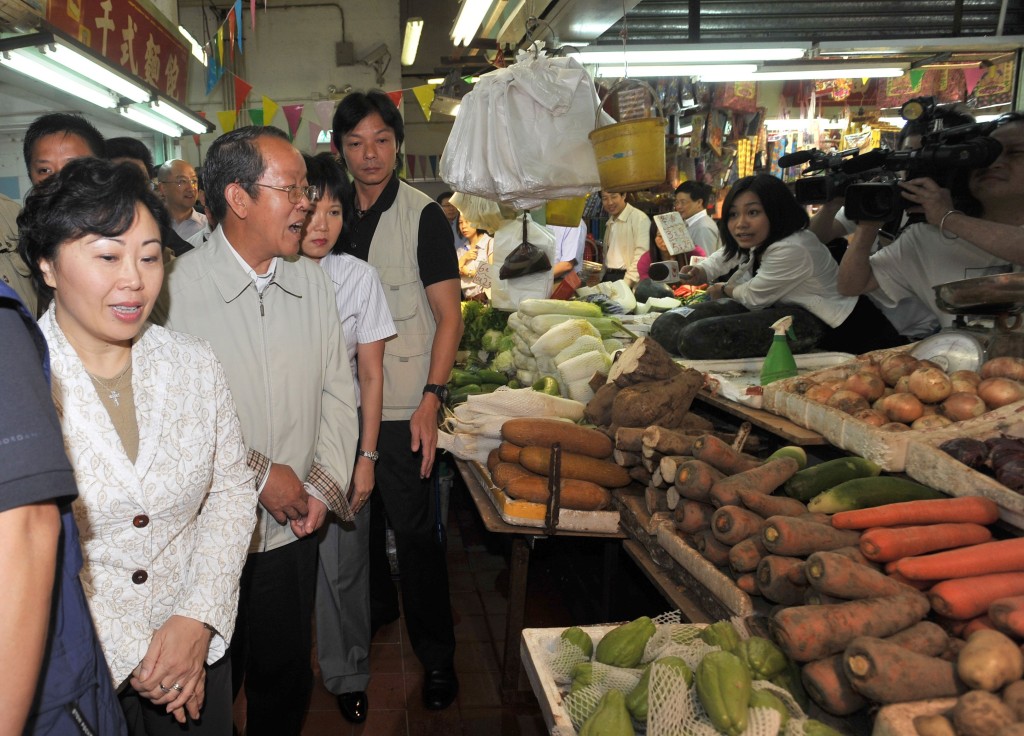 王光亚2011年来港考察期间参观天水围天恩邨街市。资料图片