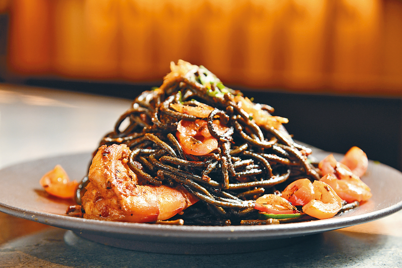 Squid Ink Spaghetti Aglio e Olio
新鮮虎蝦以秘製辣汁醃至入味,混合墨汁意粉、蝦濃湯及蒜片,煮得煙韌有咬口,鮮香惹味。