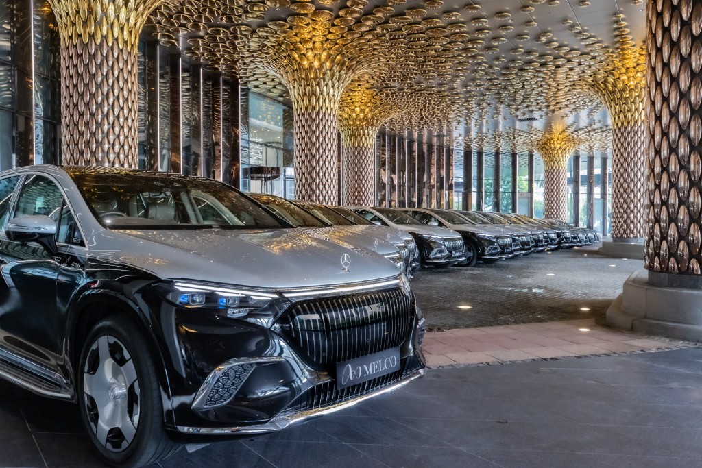 港澳酒店打造最豪貴賓車隊:14輛新車加上原有4輛Mercedes-Maybach S560,全面打造18輛Mercedes-Maybach豪華車隊。 港澳酒店打造最豪貴賓車隊:14輛新車加上原有4輛Mercedes-Maybach S560,全面打造18輛Mercedes-Maybach豪華車隊。