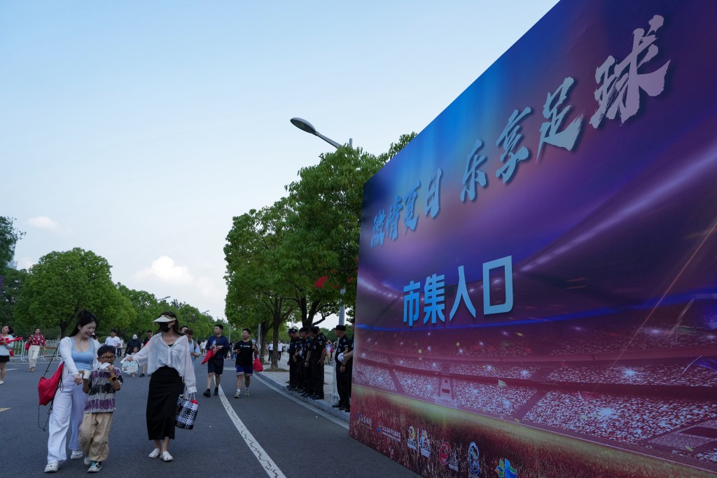 球迷來到江蘇淮安「蘇超」市集，準備選購各類美食特產。中新社