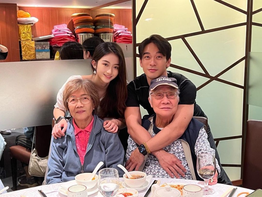 庞景峰带女友见祖父母。