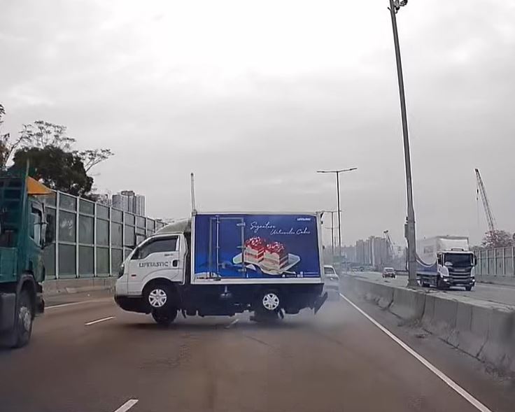 輕型貨車U-turn掉頭。fb車cam L（香港群組）影片截圖