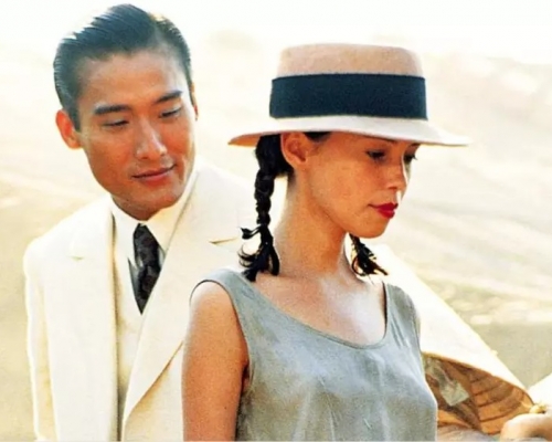 香港演員梁家輝參演的1992年電影《情人》，講述一個15歲的女孩與一個32歲男人之間的浪漫關係。電影劇照